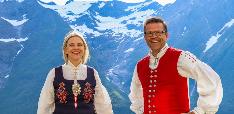 Frank Sve har et stort engasjement for hjemfylket Møre og Romsdal. Her sammen med Sylvi Listhaug. Sylvi Listhaug og Frank Sve i bunader. Foto.