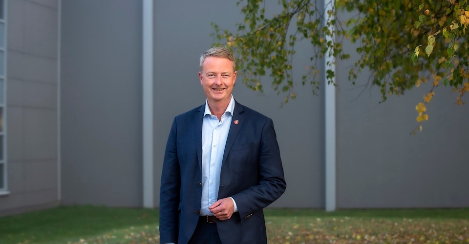 Flertallet vil fortsatt lete etter olje- og gass Terje Søviknes smilende foran tre i høstfarger. Foto