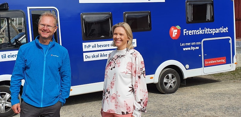 Tor André Johnsen og Sylvi Listhaug foran FrPs valgkampbobil (2021). Foto.