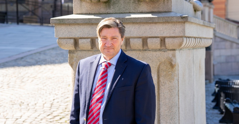 Christian Tybring-Gjedde, smilende foran Stortinget. Foto.