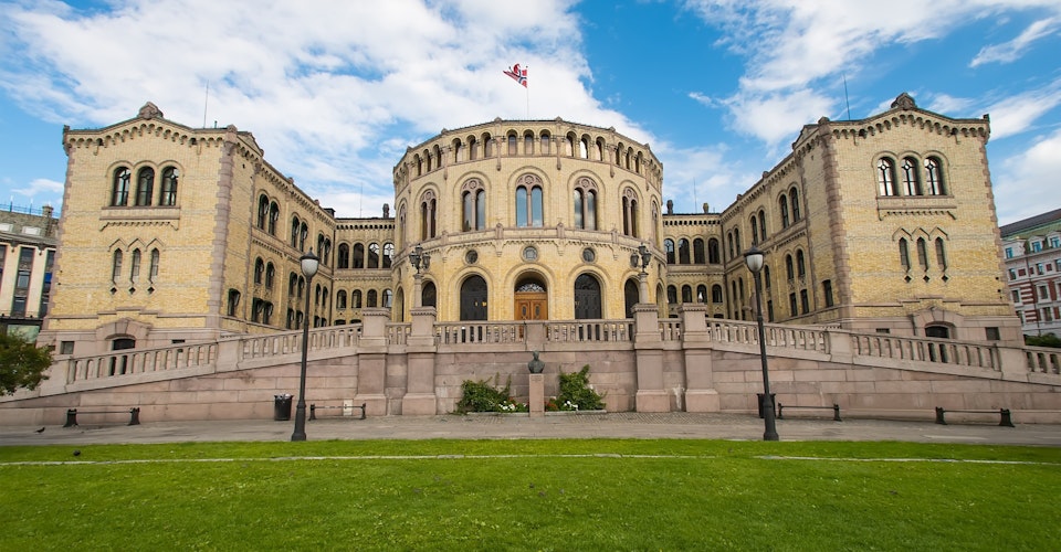 Foto av Stortinget sett fra Eidsvolls plass