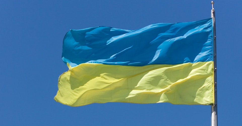 Ukrainsk flagg som flagrer i vinden. Foto.