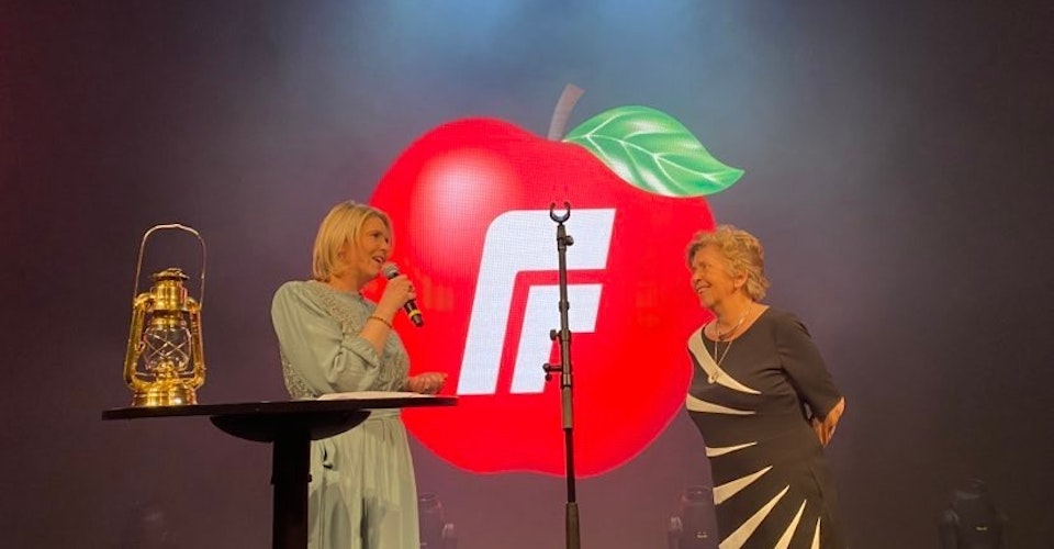 Sylvi Listhaug og Bertha Veggeberg på scenen under utdelingen av Fjøslykta. Foto.