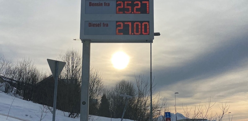 Prismast ved bensinstasjon som viser bensinpris fra 25,27 kroner og dieselpris fra 27 kroner. Foto.