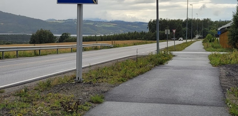 Gang og sykkelveien over Bergshøgda er mer en bred nok, kommunen bør derfor bygge etter denne standarden.