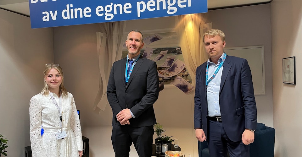 Thea Sofie Fredriksen, Marius A. Nilsen og Andreas Rivenes avbildet under FrPs landsmøte i 2022. Foto.
