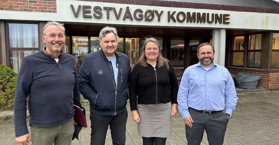 Fra venstre Pål Krüger (FrP), Jonny Finstad (H), Monica Kleffelgård Hartviksen (KrF) og kommunedirektør Morten Dyrstad i Vestvågøy kommune. Foto: Privat