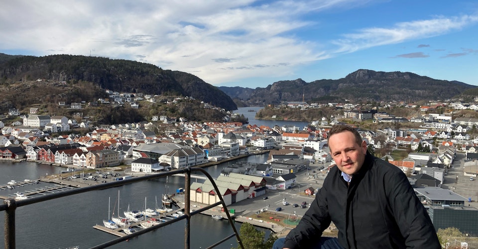 Gisle M. Saudland ønsker fire nye år på stortinget. Her med god utsikt til Flekkefjord by.