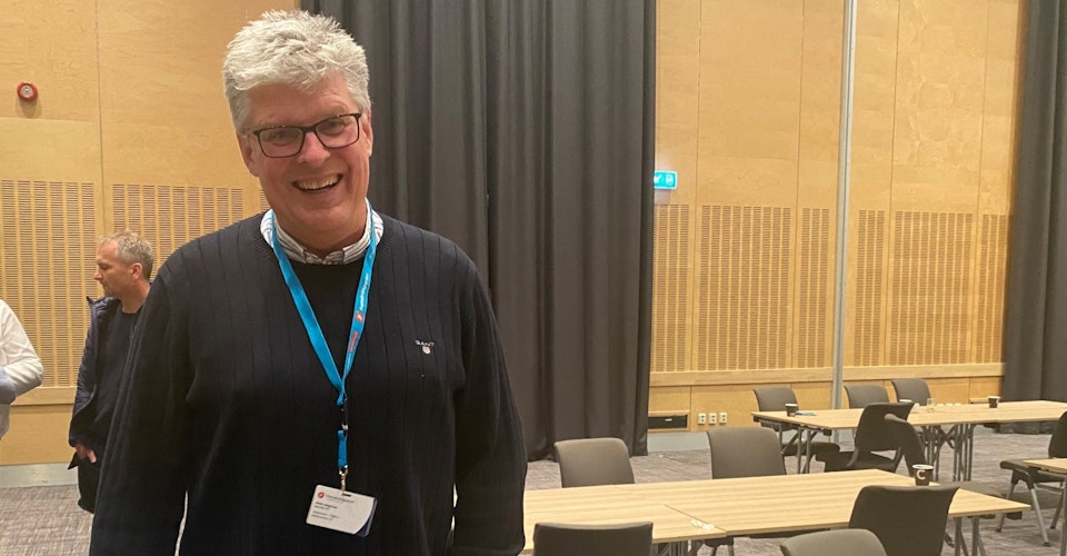 Petter Jørgensen, smilende i konferansesalen. Foto. ¨