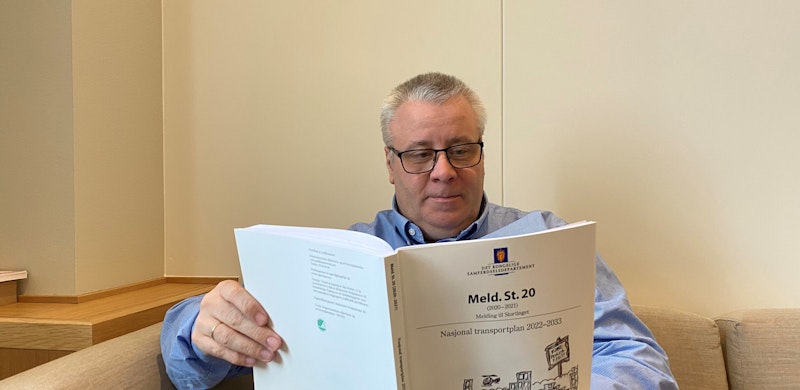 Transportpolitisk talsmann Bård Hoksrud leser nasjonal transportplan.