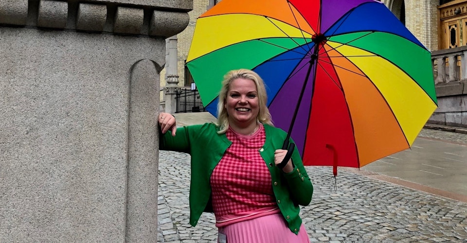 Foto av Silje Hjemdal med pride-flagg