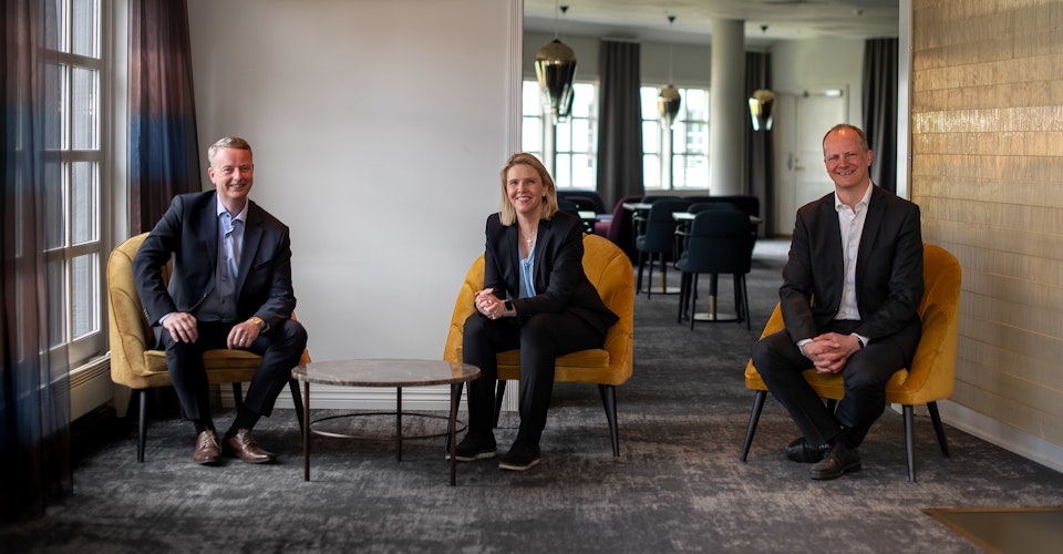 Terje Søviknes, Sylvi Listhaug og Ketil Solvik-Olsen, sittende i hver sin gule stol, smiler og ser mot kamera. Foto.