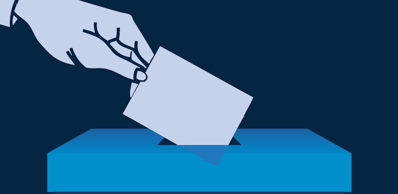 Hånd som putter en stemmeseddel i en valgurne. Blåtoner. Illustrasjon.