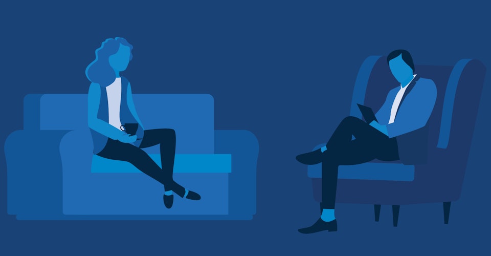 Kvinne som sitter i en sofa. Ved siden av sitter mannlig psykolog i en stol og noterer i en bok. Blåtoner. illustrasjon.