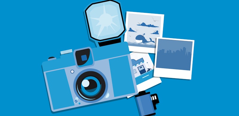 Fotoapparat med tre polaroidbilder og en filmrull ved siden av. Blåtoner. Illustrasjon