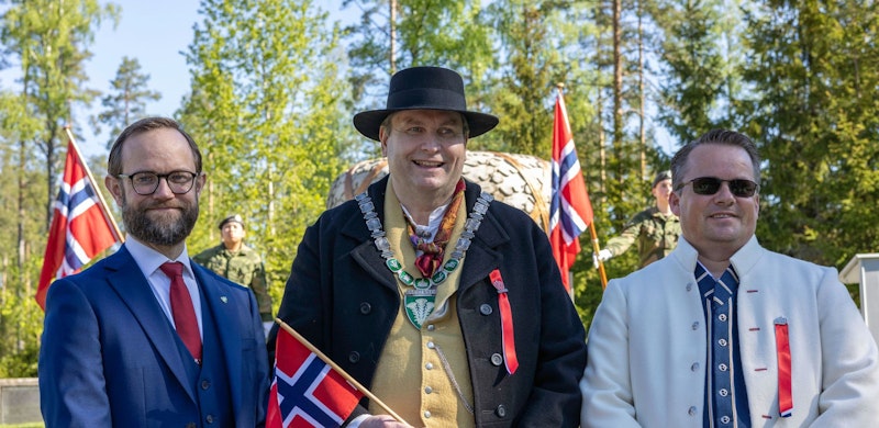 Varaordfører Thomas Jacobsson under markeringen i Trandumskogen, sammen med ordførerne i Nannestad og Ullensaker, Christian Bendz (H) og Ståle Lien Hansen (FrP).