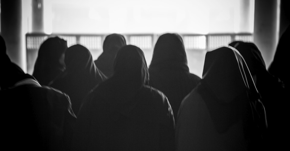 Kvinner med hijab, sett bakfra. Sort/hvitt. Foto.