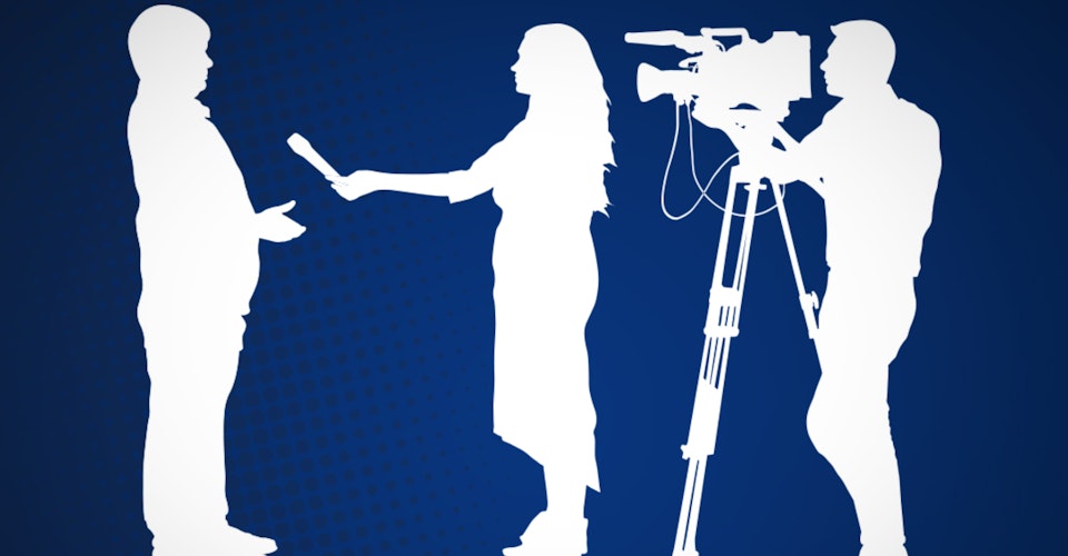 Hvite figurer på blå bakgrunn: Person som blir intervjuet av kvinnelig journalist med mikrofon. Bak står en kameramann med videokamera på stativ. Illustrasjon.
